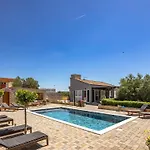 Countryside In With Private Pool Vila