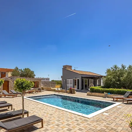 Countryside In With Private Pool Vila