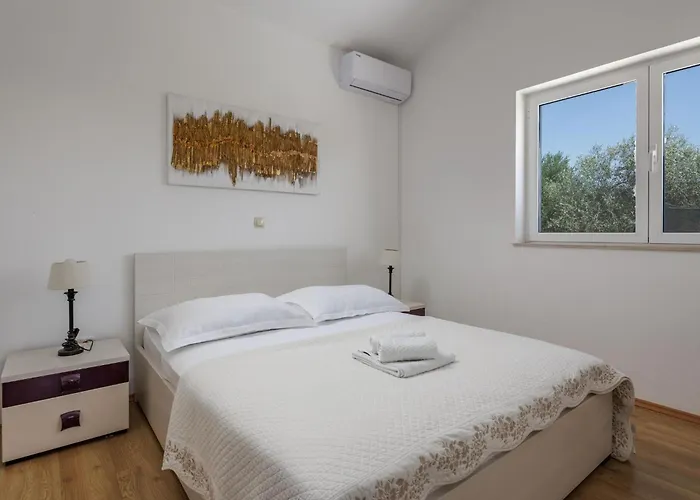 Countryside In With Private Pool Polaca