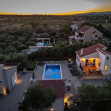 Countryside In With Private Pool Villa *