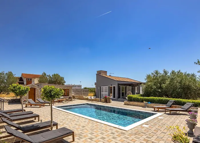 Countryside In With Private Pool Villa